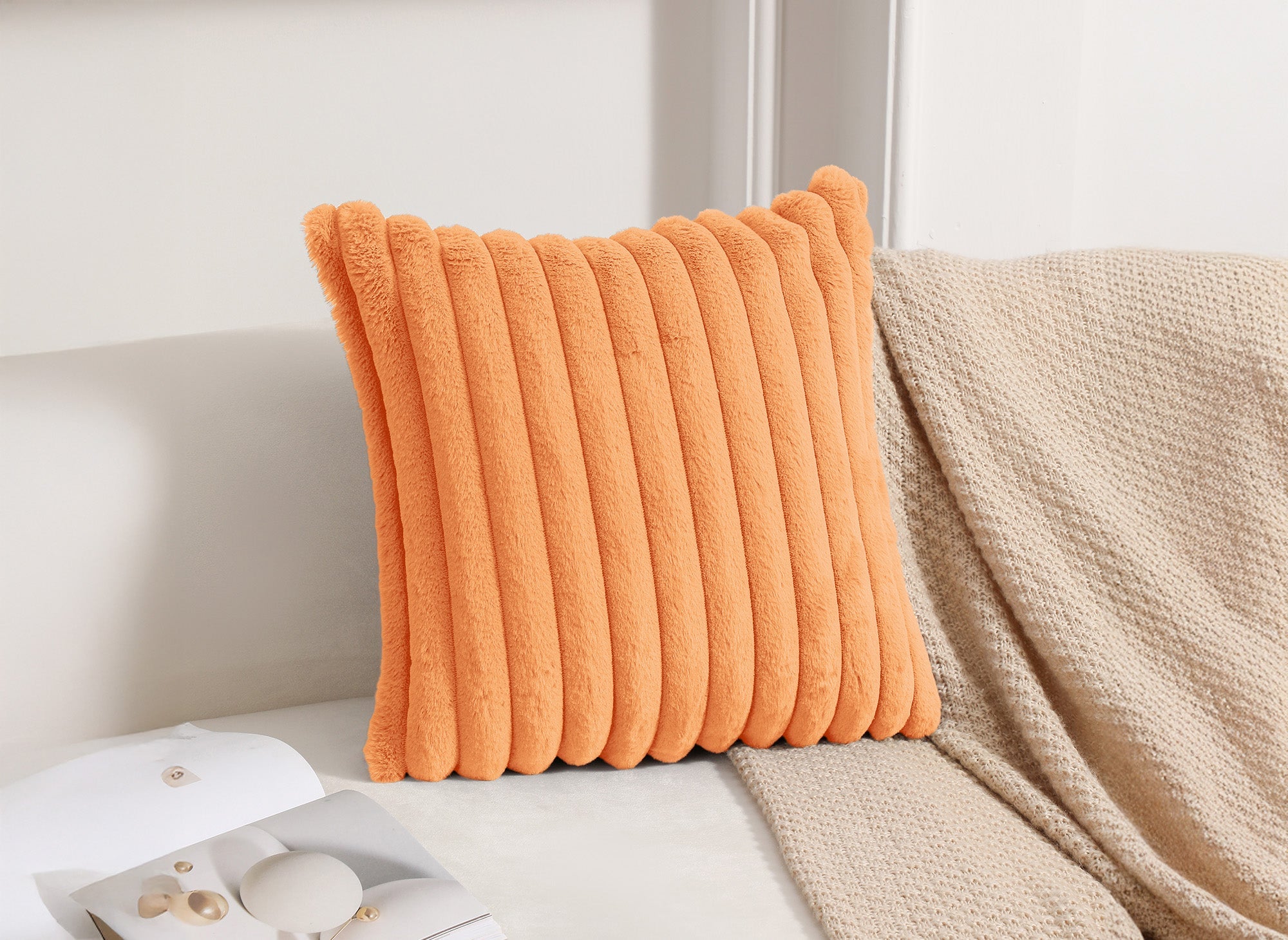 Coussin carré en velours côtelé effet fourrure orange 45x45 cm URBAIN
