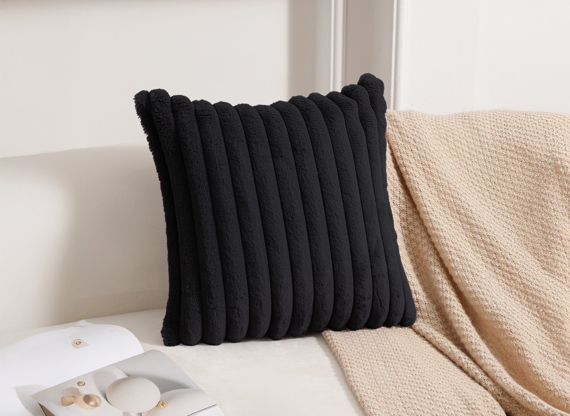 Coussin carré en velours côtelé effet fourrure noir 45x45 cm URBAIN