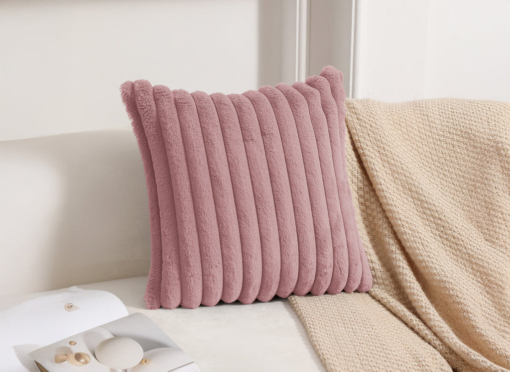 Coussin carré en velours côtelé effet fourrure rose 45x45 cm URBAIN