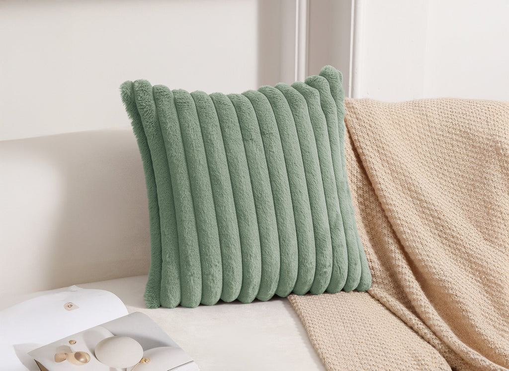 Coussin carré en velours côtelé effet fourrure vert d'eau 45x45 cm URBAIN