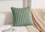 Coussin carré en velours côtelé effet fourrure vert d'eau 45x45 cm URBAIN