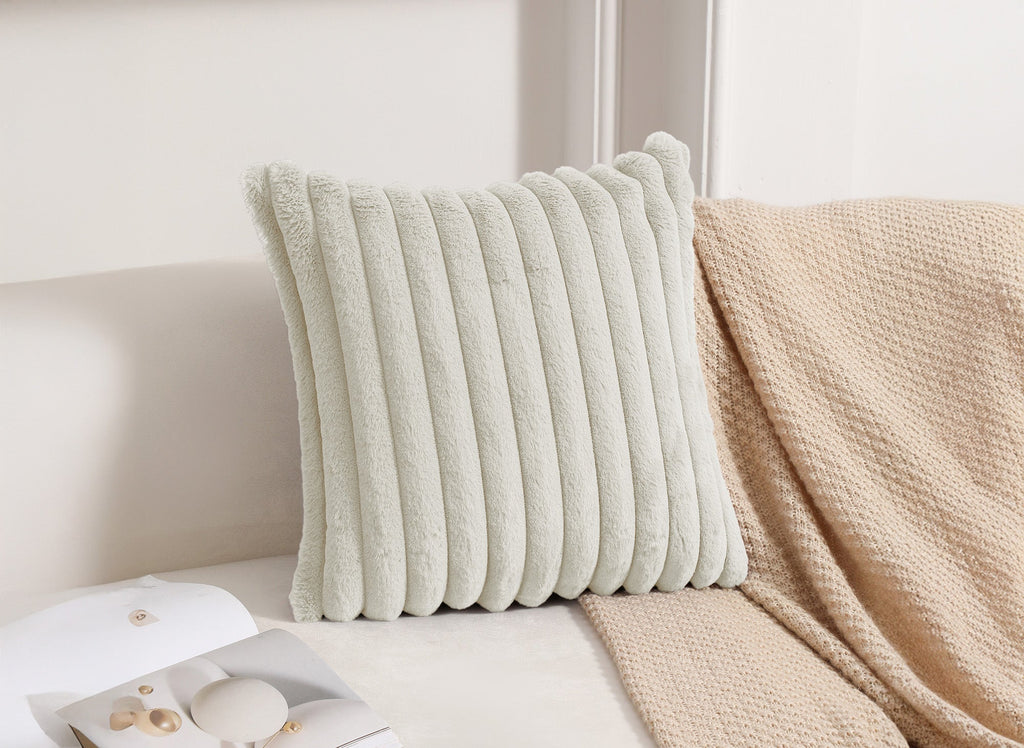 Coussin carré en velours côtelé effet fourrure beige 45x45 cm URBAIN