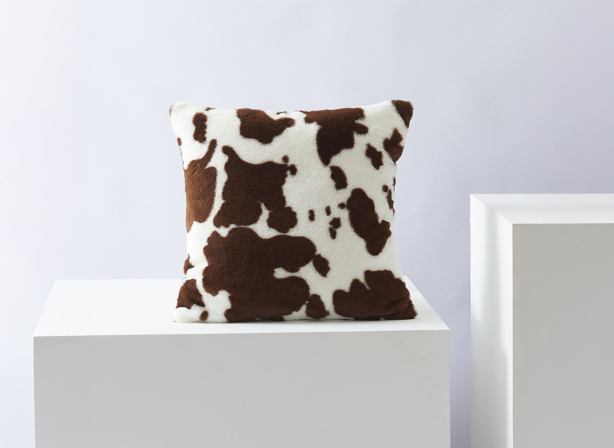 Coussin carré 45x45 cm en tissu poils effet peau de vache marron et blanc SAKINA