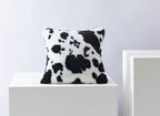 Coussin carré 45x45 cm en tissu poils effet peau de vache noir et blanc SAKINA