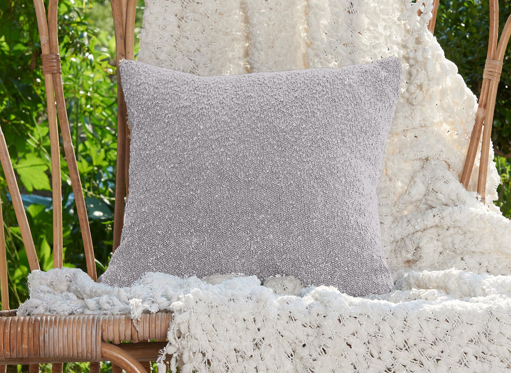 Coussin carré 45x45 cm en tissu effet peau de mouton gris clair EDEN