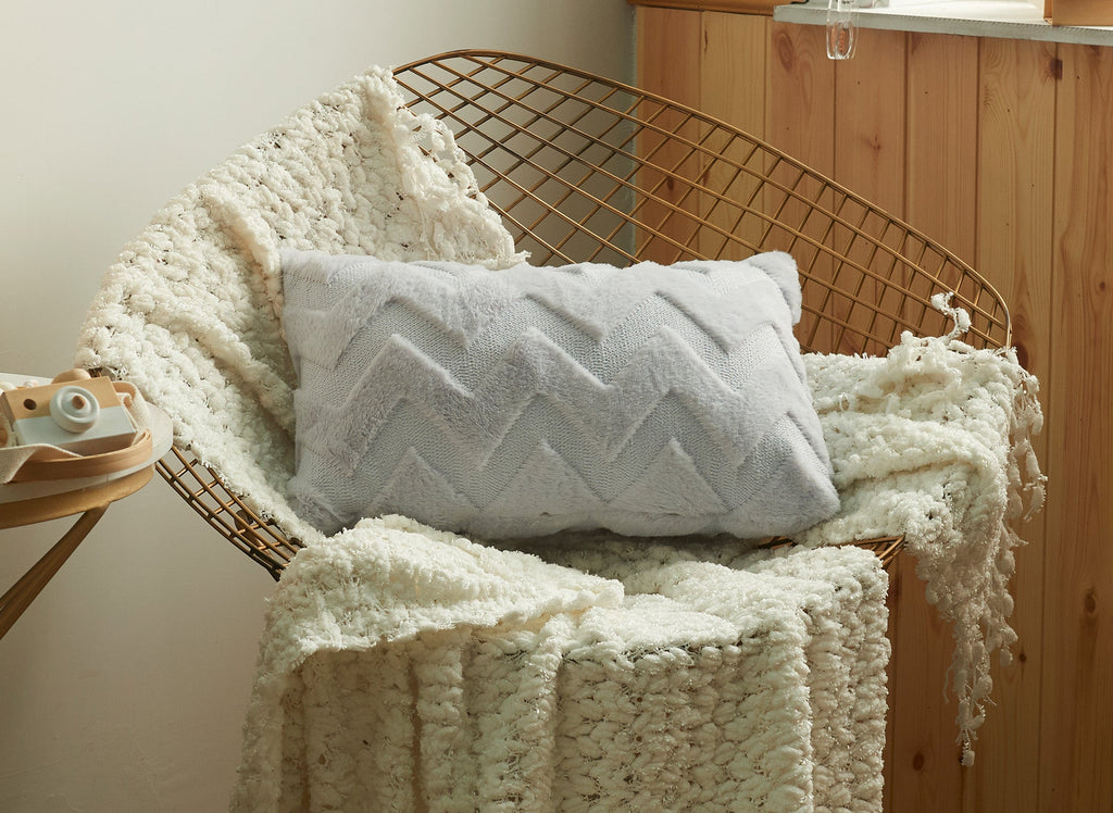 Coussin rectangulaire 50x30 cm en tissu doux motif chevron gris clair HARRY