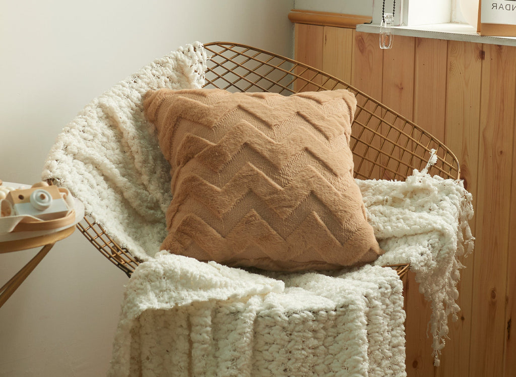 Coussin carré 45x45 cm en tissu doux motif chevron marron HARRY