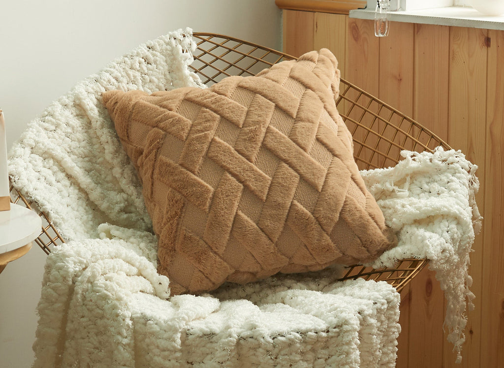 Coussin carré 45x45 cm en tissu à poils effet graphique marron MADALA