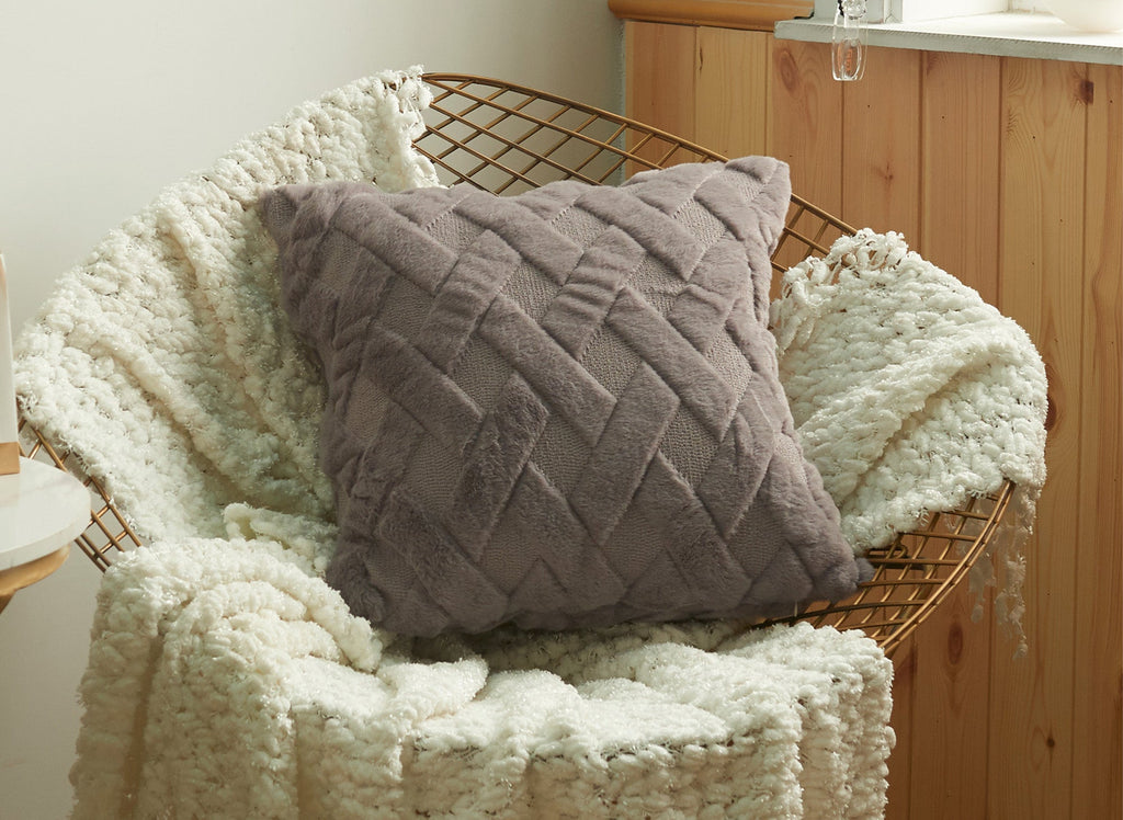 Coussin carré 45x45 cm en tissu à poils effet graphique gris foncé MADALA