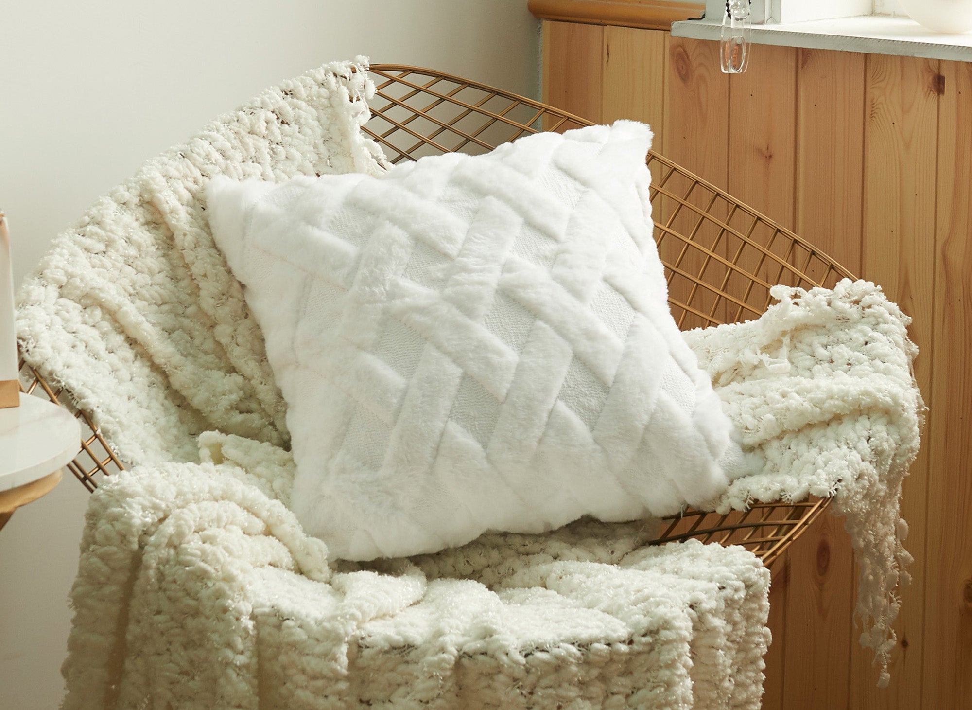 Coussin carré 45x45 cm en tissu à poils effet graphique blanc écru MADALA